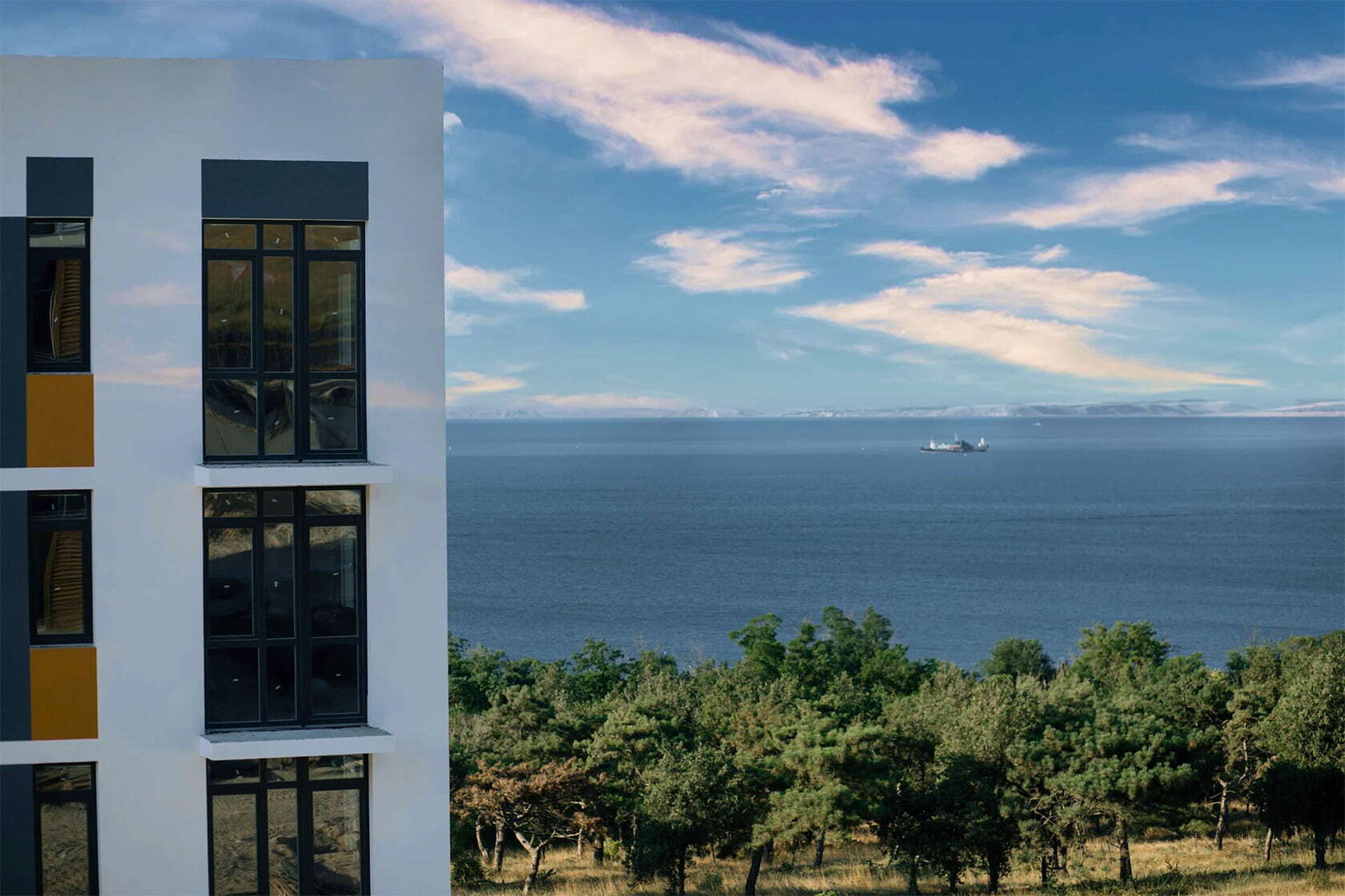 Пляж рядом с жилым комплексом Белый город